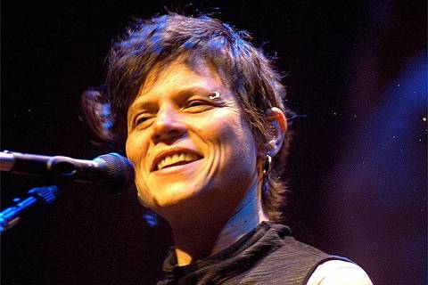 ORG XMIT: 110301_0.tif Música: a cantora Cássia Eller durante show no Olympia, em São Paulo (SP). (São Paulo, SP, 11.08.2001. Foto de Eduardo Lazzarini/Folhapress. Negativo 09157.01)